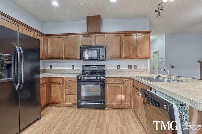 Building Photo - Lovely 3 Bed 2.5 Bath Home in Minnehaha Neighborhood!