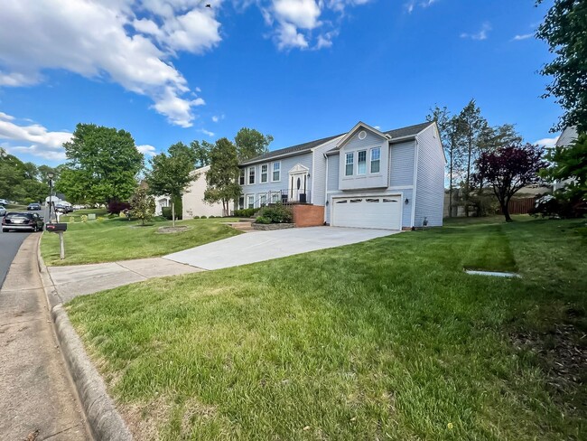 Building Photo - Magnificent 5 Bed 3 Bath Colonial Home Sit...