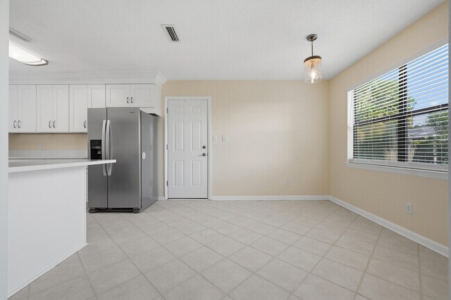 Building Photo - 349 Primrose Cir