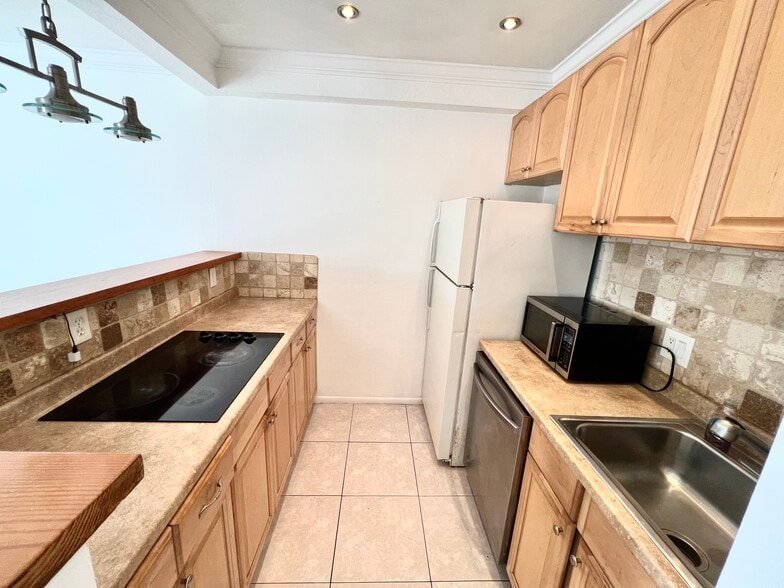 Building Photo - 467 Golden Isles Dr