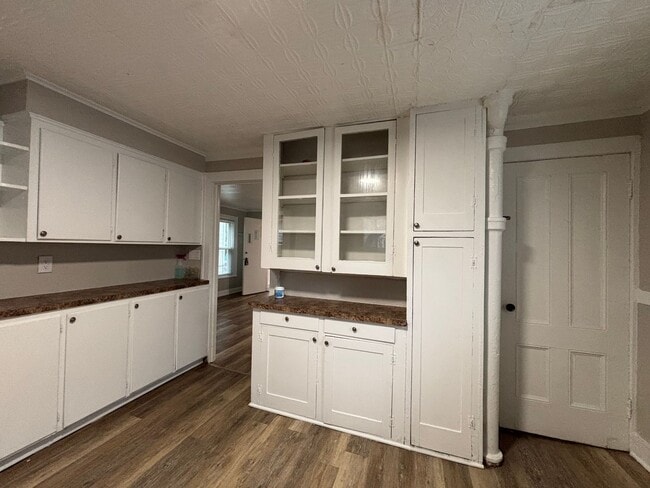 Building Photo - 4 Bedroom 2 Bath Single Family Home W/Garage!