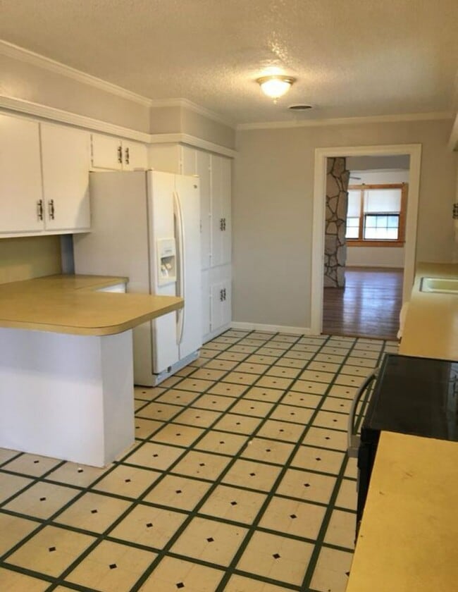 Building Photo - Spacious 4 Bedroom Home!