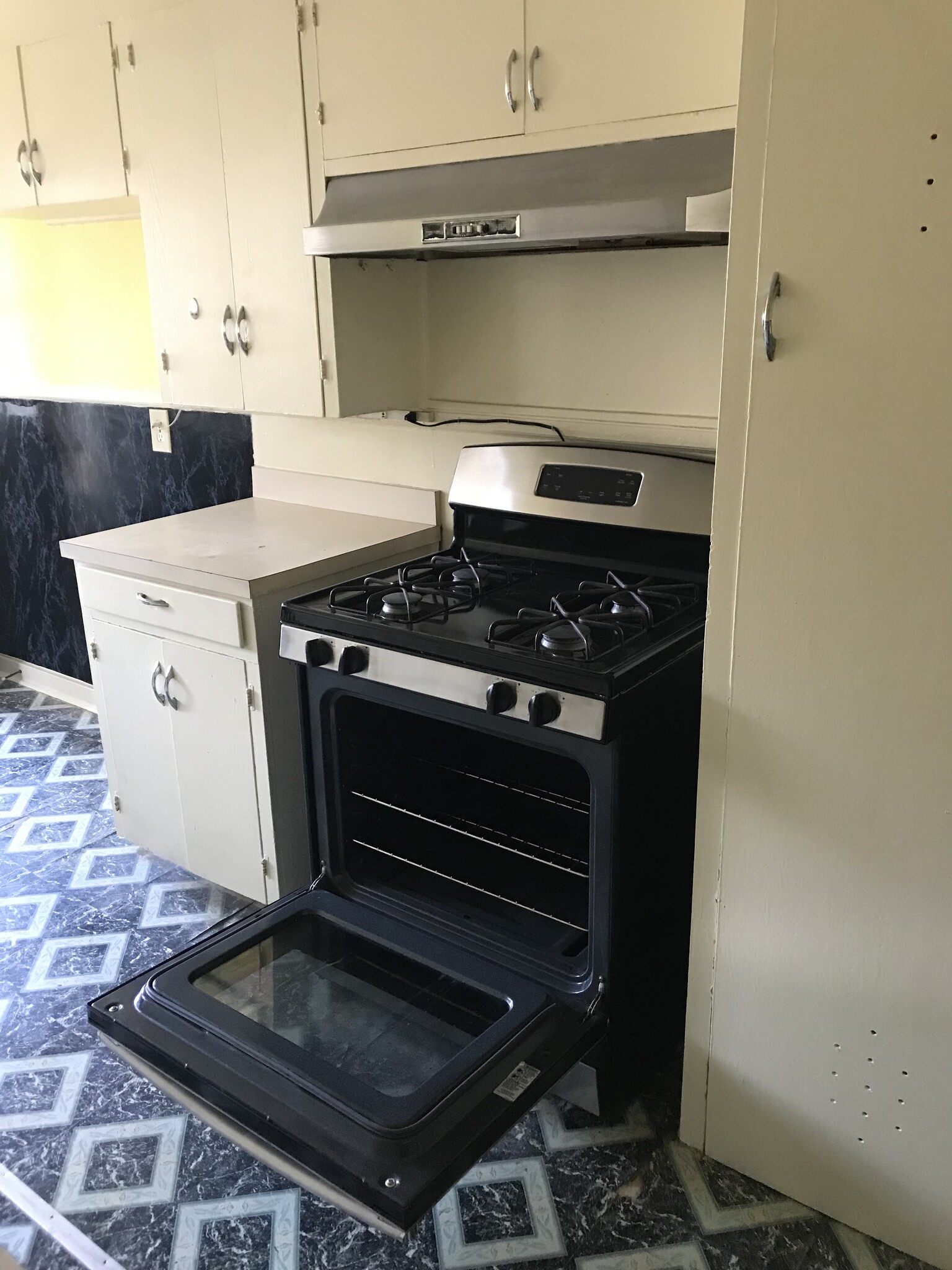 Gas stove - 544 Belvedere Rd