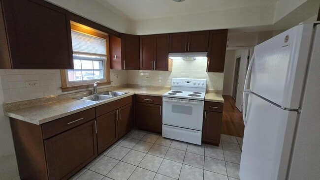 Building Photo - 9458 Glenlake Ave