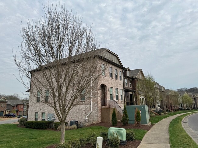 Building Photo - Luxury Townhome at The Enclave at Harpeth ...