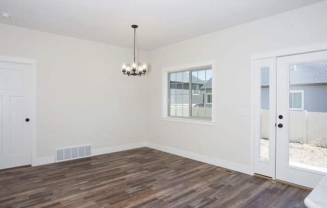 Building Photo - 3 Bedroom 2 Bath home on the west end!