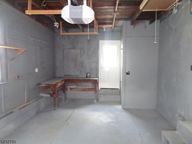 Building Photo - 275 Firth St