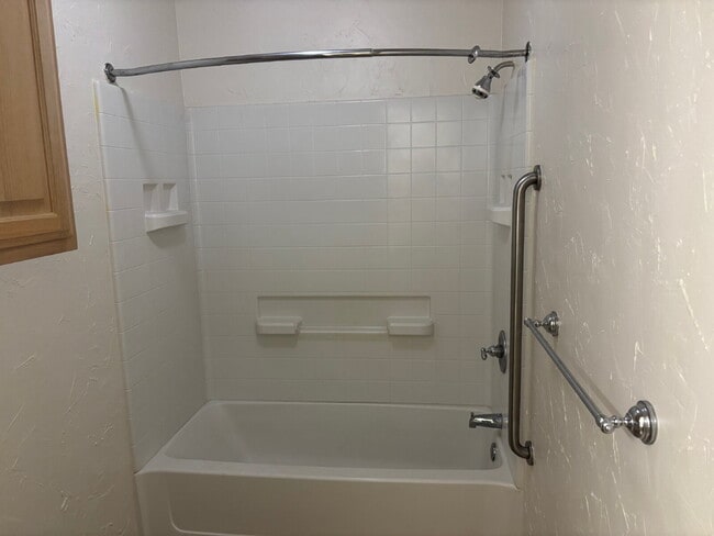 Building Photo - Two Bedroom 2 Full bath 11sqft Duplex for ...