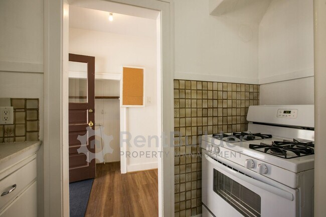 Building Photo - 1404 Marquette Pl NE