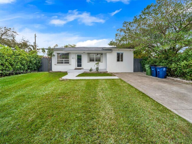 Building Photo - 421 W Pembroke Rd