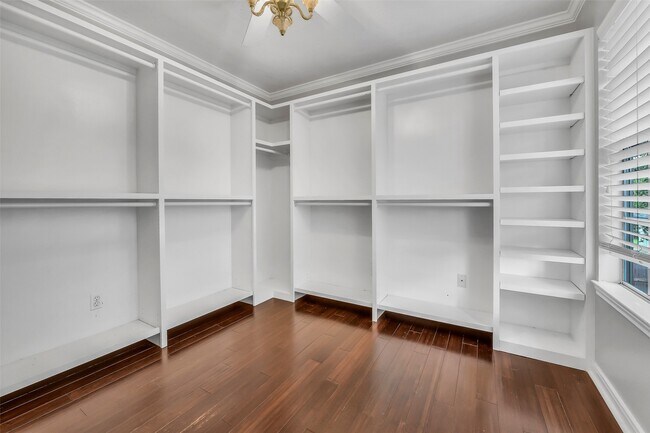 Building Photo - 2111 Riverside Dr