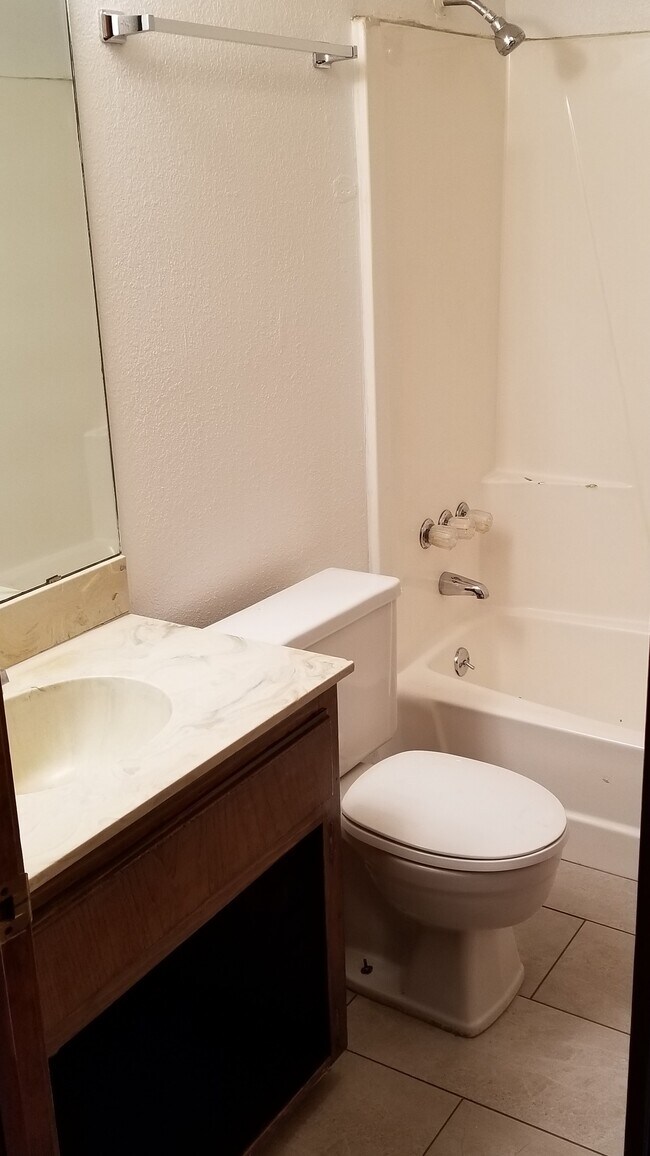 Main bathroom - 910 Acacia Circle