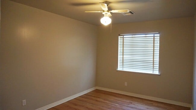 Building Photo - 4 BED 2 BATH 1 CAR GARAGE PLUS CARPORT IN STEVE PENNINGTON ADDITION