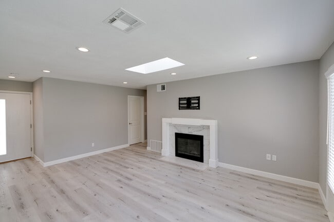 Building Photo - 405 S Fernwood Cir