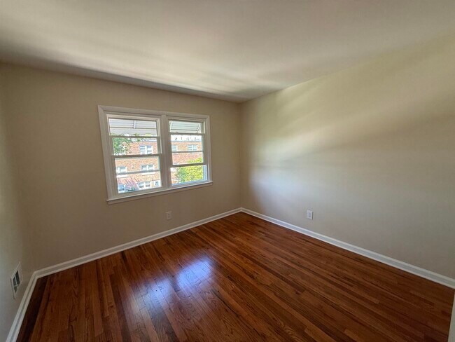 Building Photo - 42 Briarwood Rd