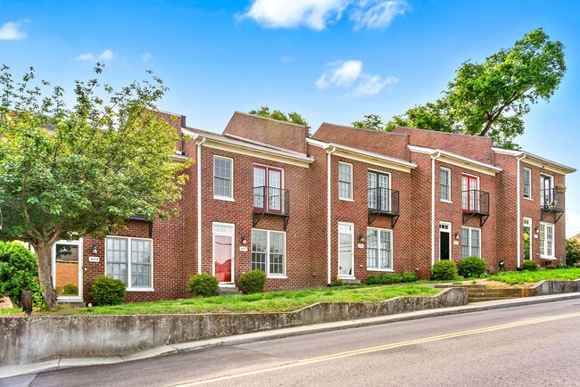 Building Photo - Pet Friendly Condo Downtown!
