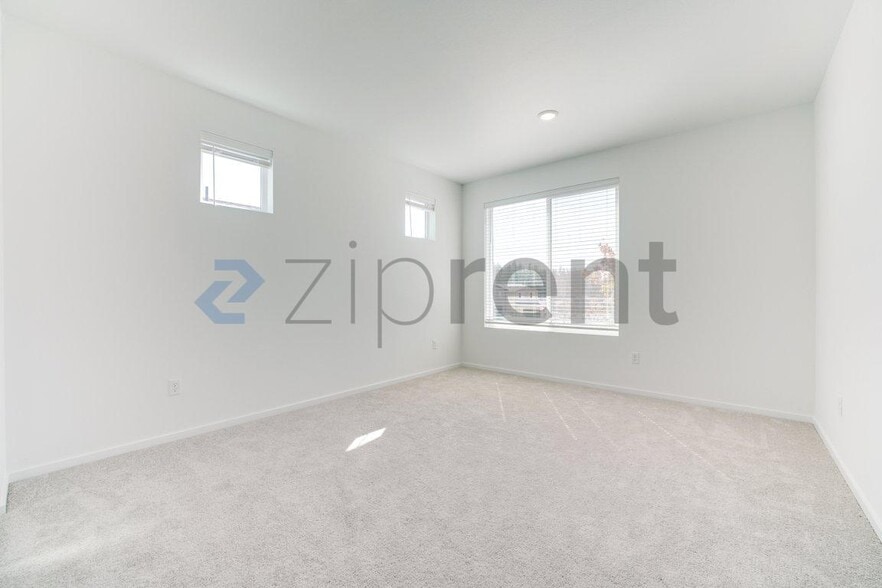 Building Photo - Unit