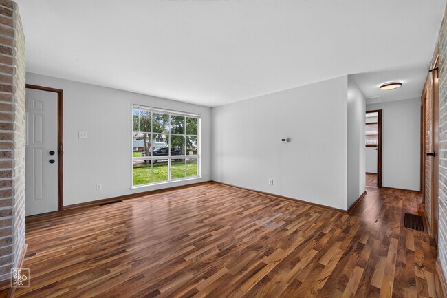 Building Photo - 114 S Willow Ln