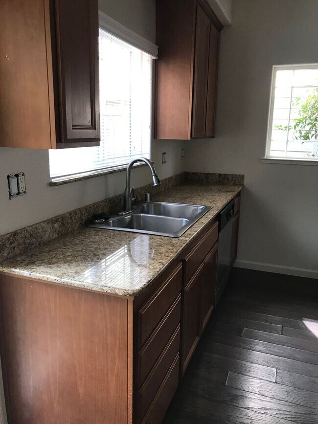 Building Photo - 335 Messina Terrace