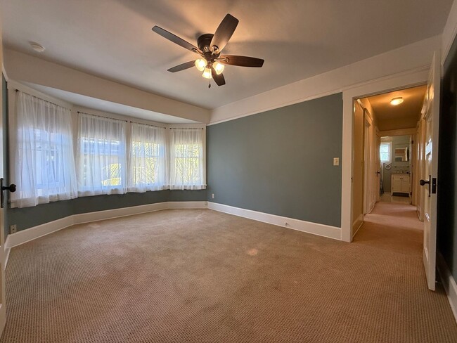 Building Photo - Fabulous Bankers Hill location 3 Bedroom Top-floor duplex unit