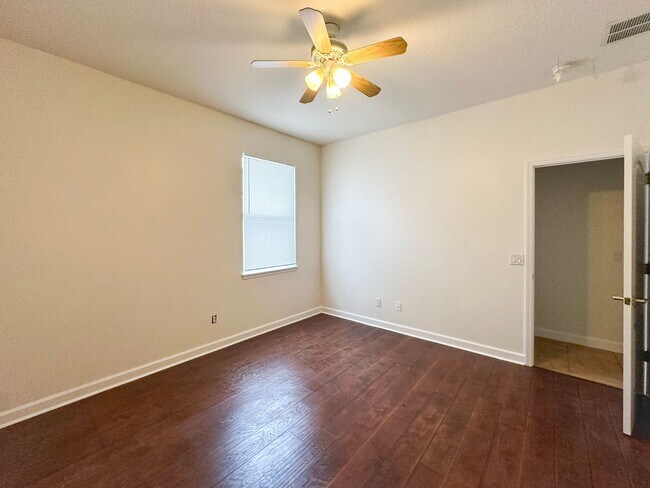 Building Photo - Beautiful 3/2 in Winding Cove with large f...