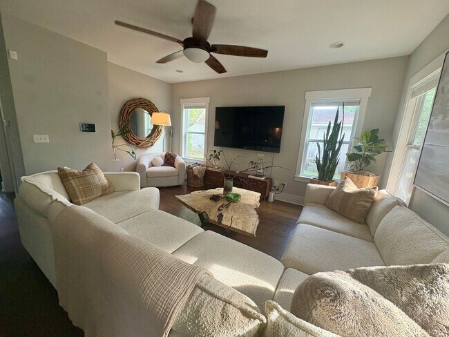 Building Photo - Beautiful and Spacious 3 Bedroom Home in E...