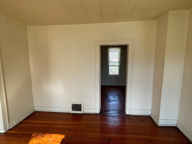 Building Photo - 303 W Summit Ave