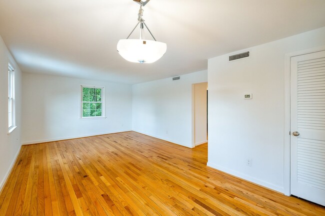 Building Photo - Charming 1BR/1BA Conveniently Located in Silver Spring