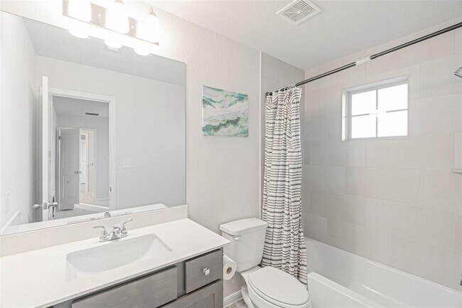 Building Photo - 204 Greenway Dr