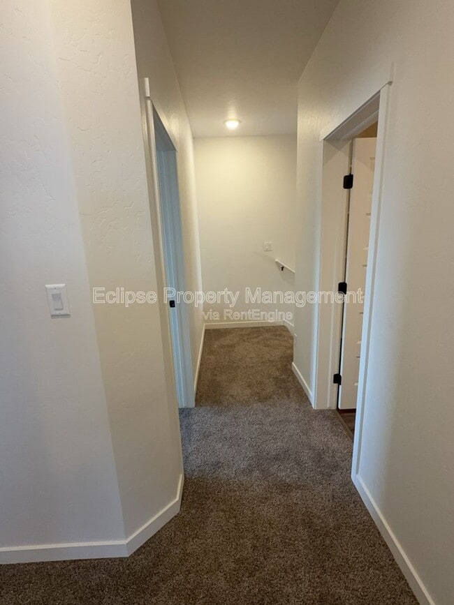 Building Photo - 250 Sasha St