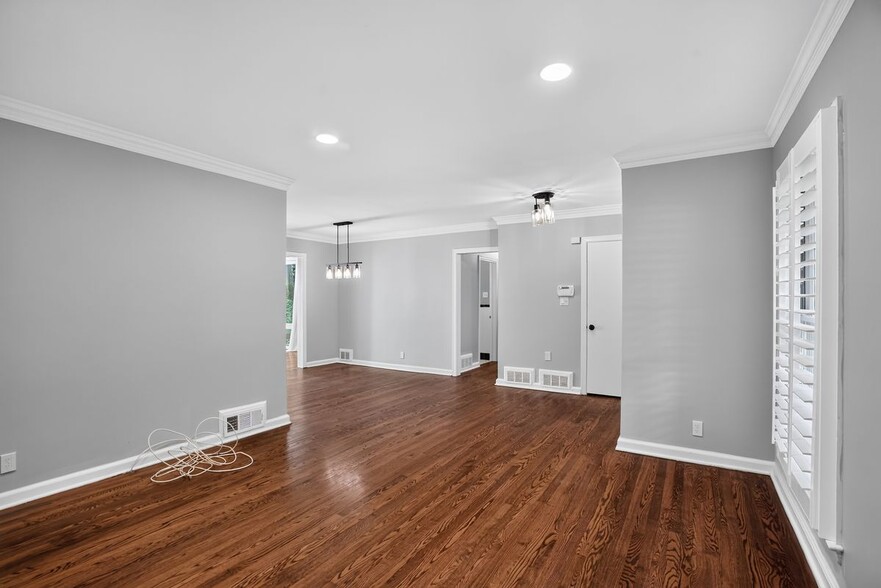 Building Photo - 807 Cardova Dr NE