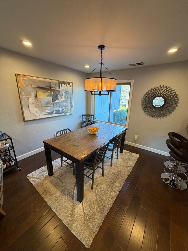 Building Photo - 3 Bed 2.5 Bath Townhome In Danville