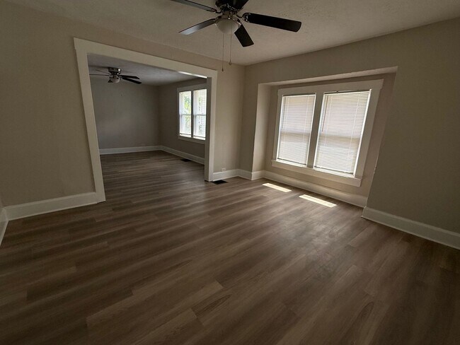 Building Photo - 3 Bedroom - Renovated - Exquisite