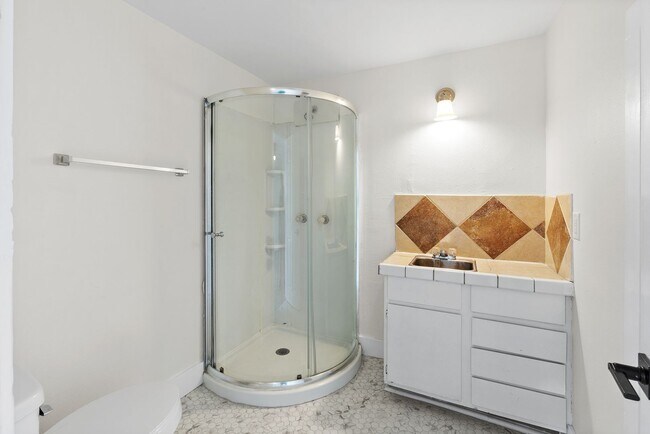 Building Photo - 407 Sarah St