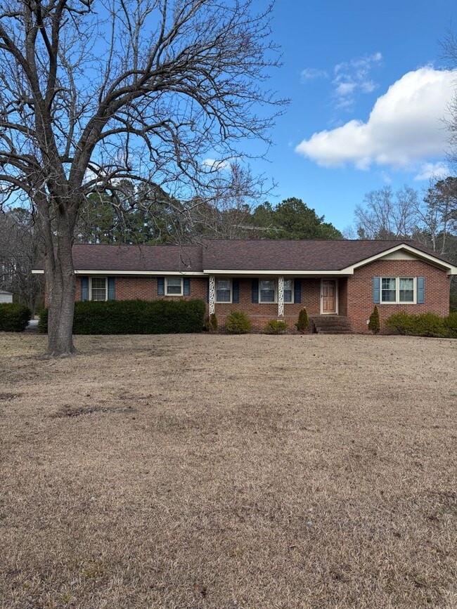 Building Photo - Spacious 3 Bedroom, 2 Bath Home on Over an Acre – Lawn Care Included!