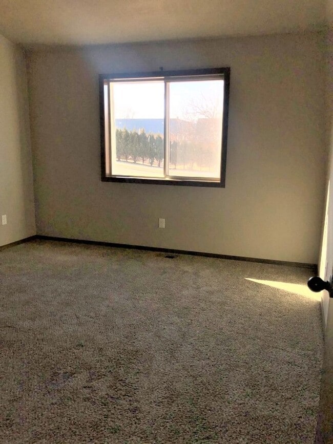 Building Photo - Spacious, Modern East Side Town Home