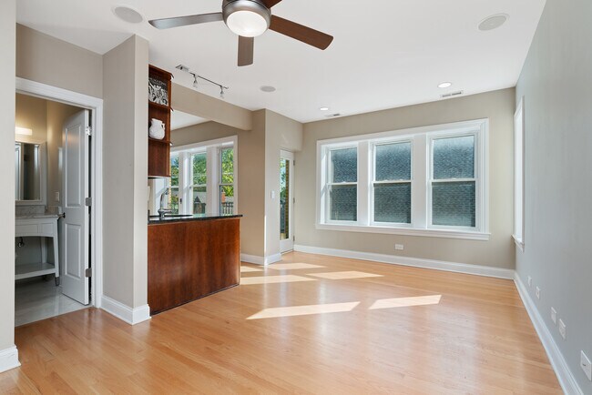 Building Photo - 2142 W Addison St