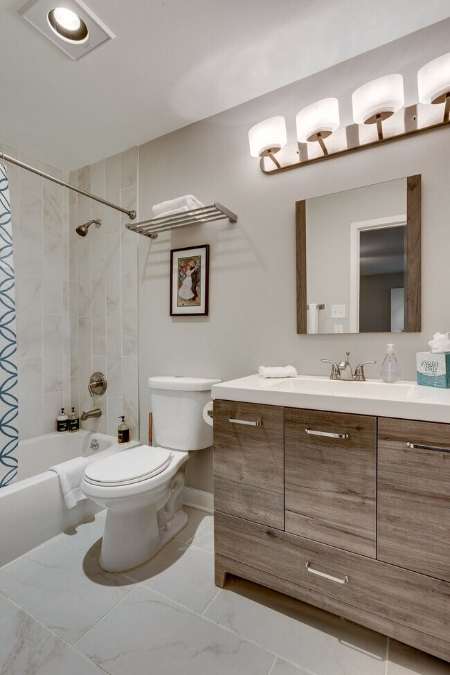 Building Photo - 226 S Hoyne Ave