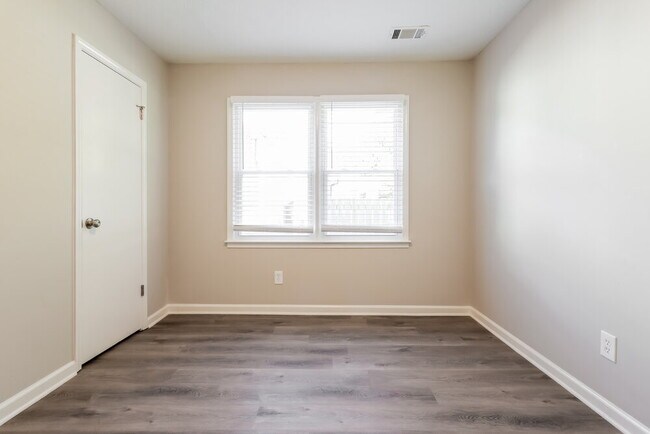 Building Photo - 375 Springlake Dr