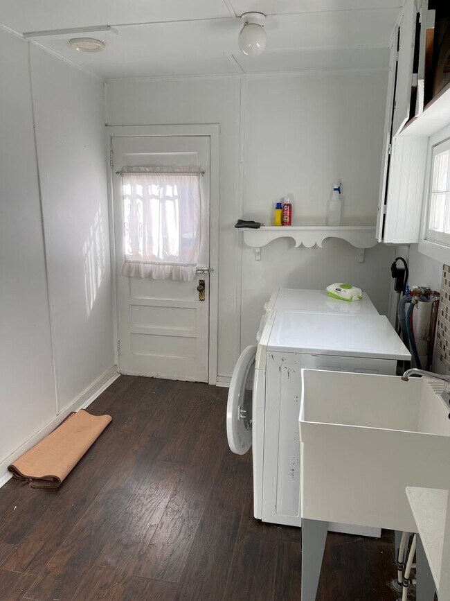 Building Photo - Nice 3 Bedroom Home near Downtown