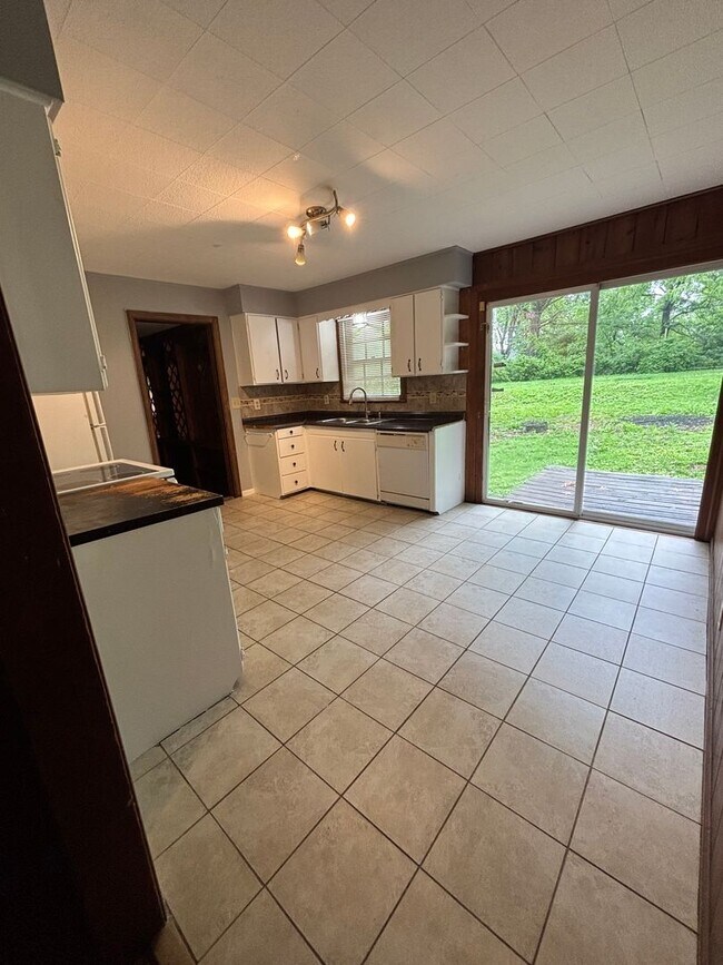 Building Photo - 3 Bedroom 1 Bath Home For Rent