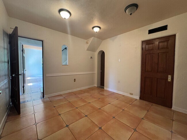 Building Photo - 3 Bed 2 Bath Home in Golfview