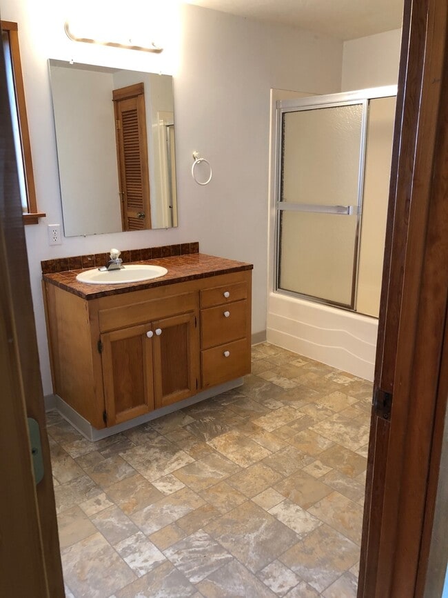 Building Photo - Roomy 2 bedroom 1.5 bathrooms