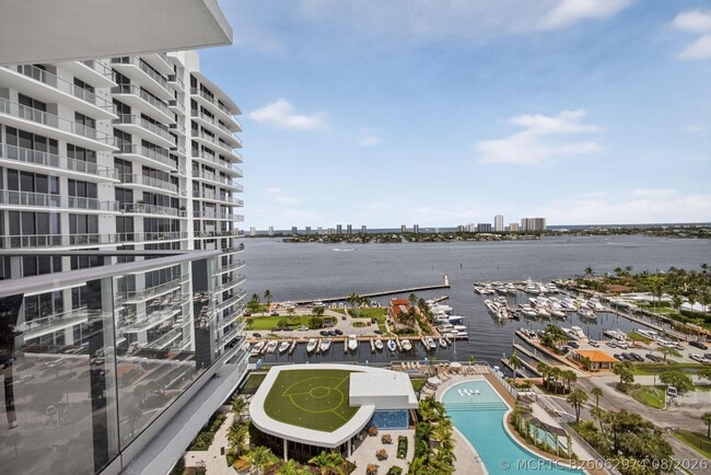 Building Photo - 220 Lake Shore Dr