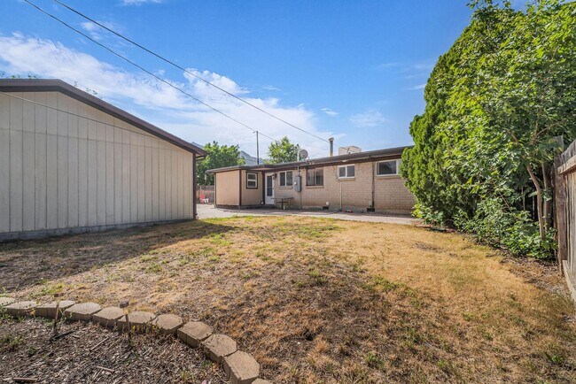 Building Photo - Cottonwood Heights