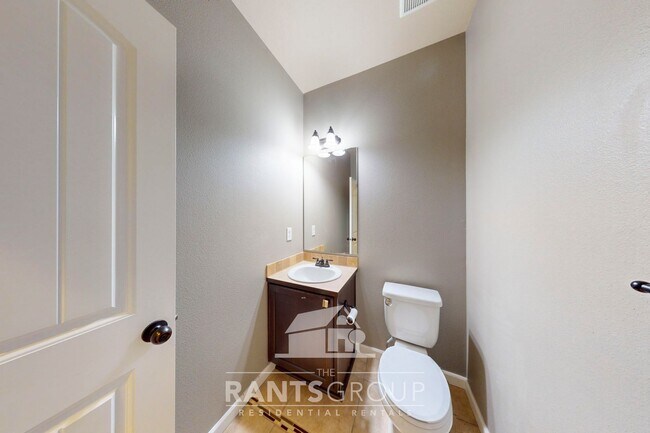 Building Photo - Gorgeous 4 Bed/2.5 Bath Pet-Free Home in Horizon Pointe!