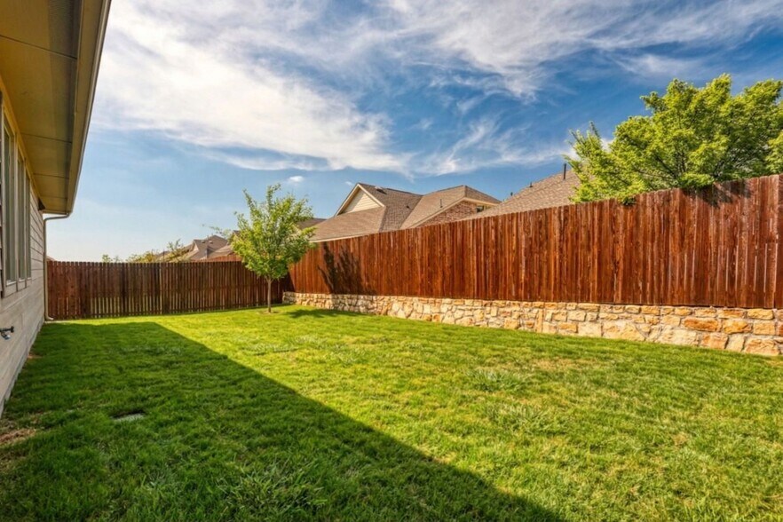 Building Photo - 1204 Sequoia Ln