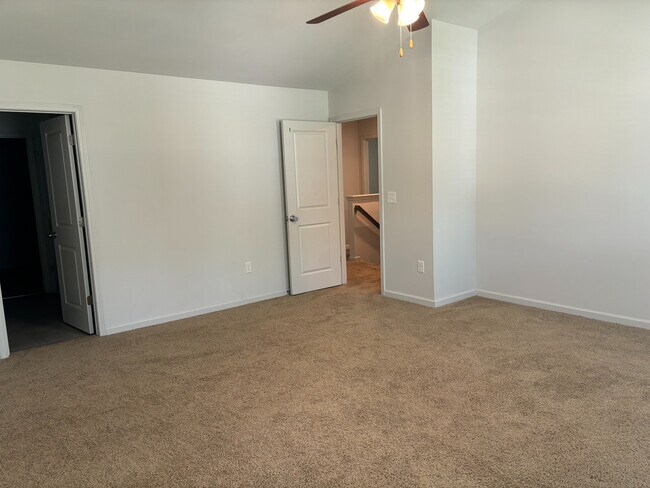 Building Photo - Room in Single Family Home on N Great White Way