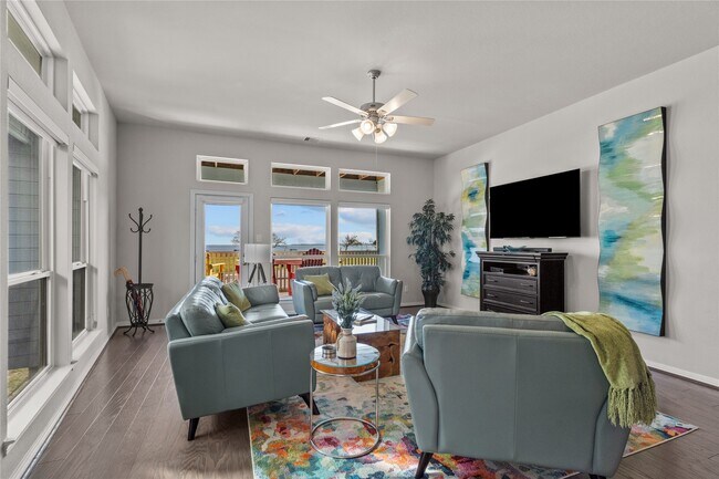 Primary Photo - 715 Bayshore Dr