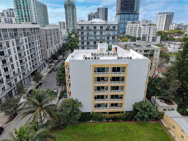 Building Photo - 471 NE 25th St